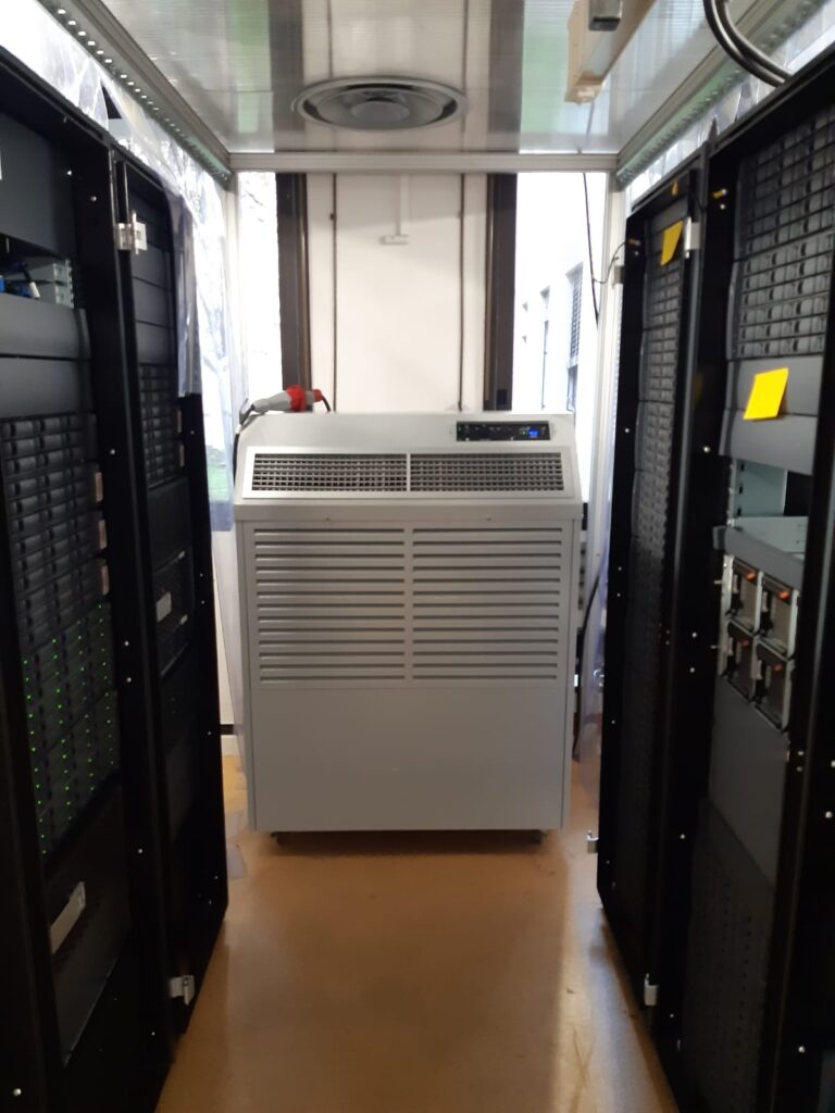 Polypoles propose des climatiseurs mobiles d’une puissance allant de 15 à 42,5 kW pour vos salles serveurs.